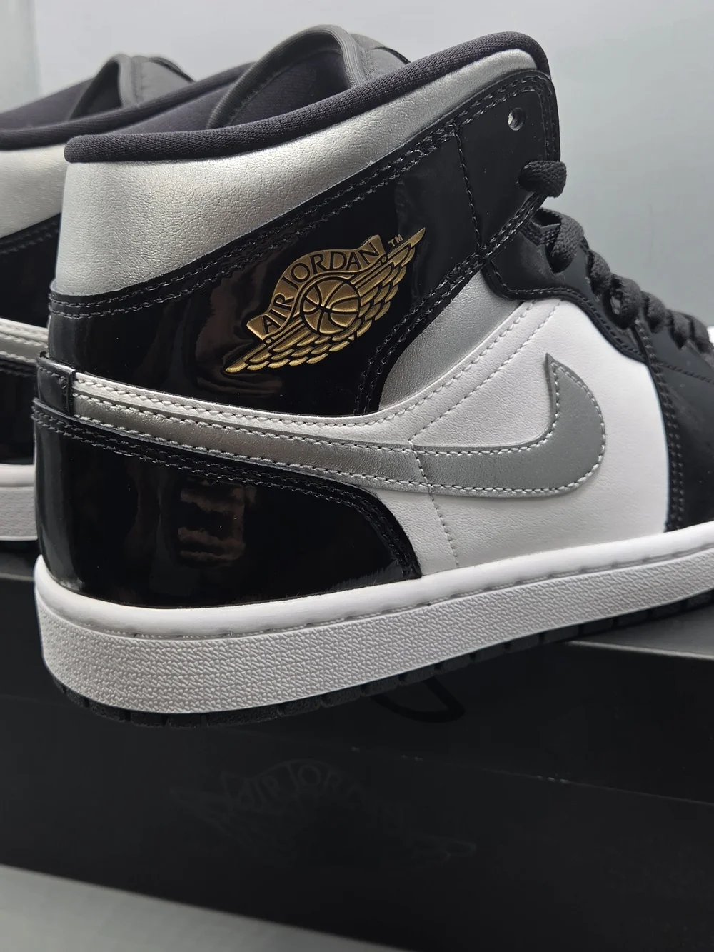 NEW Nike Air Jordan 1 Mid SE Black White Metallic Silver – Men’s Size 8.5
